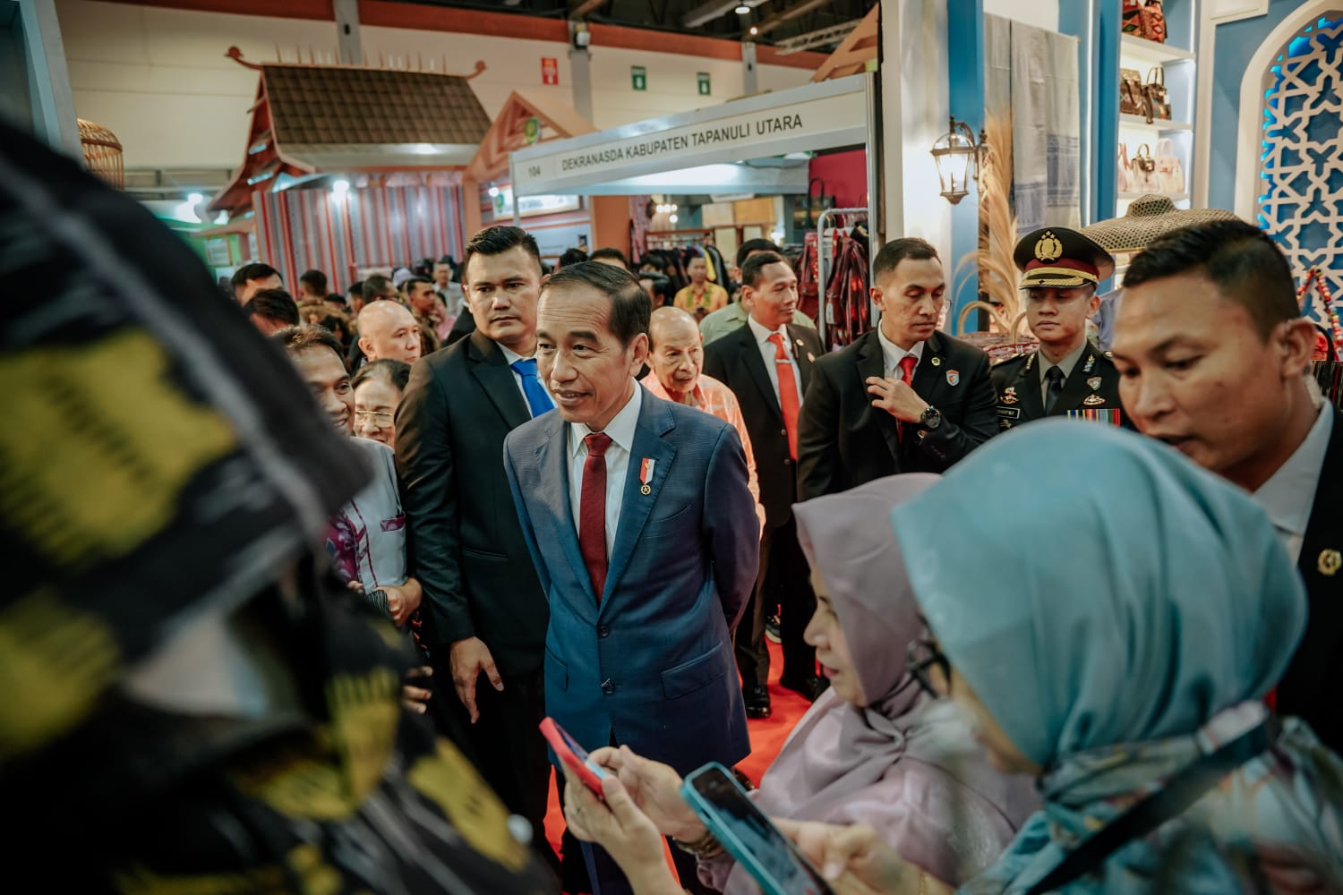 presiden-dan-ibu-negara-kunjungi-stand-dekranasda-kota-medan-di-inacraft-2024