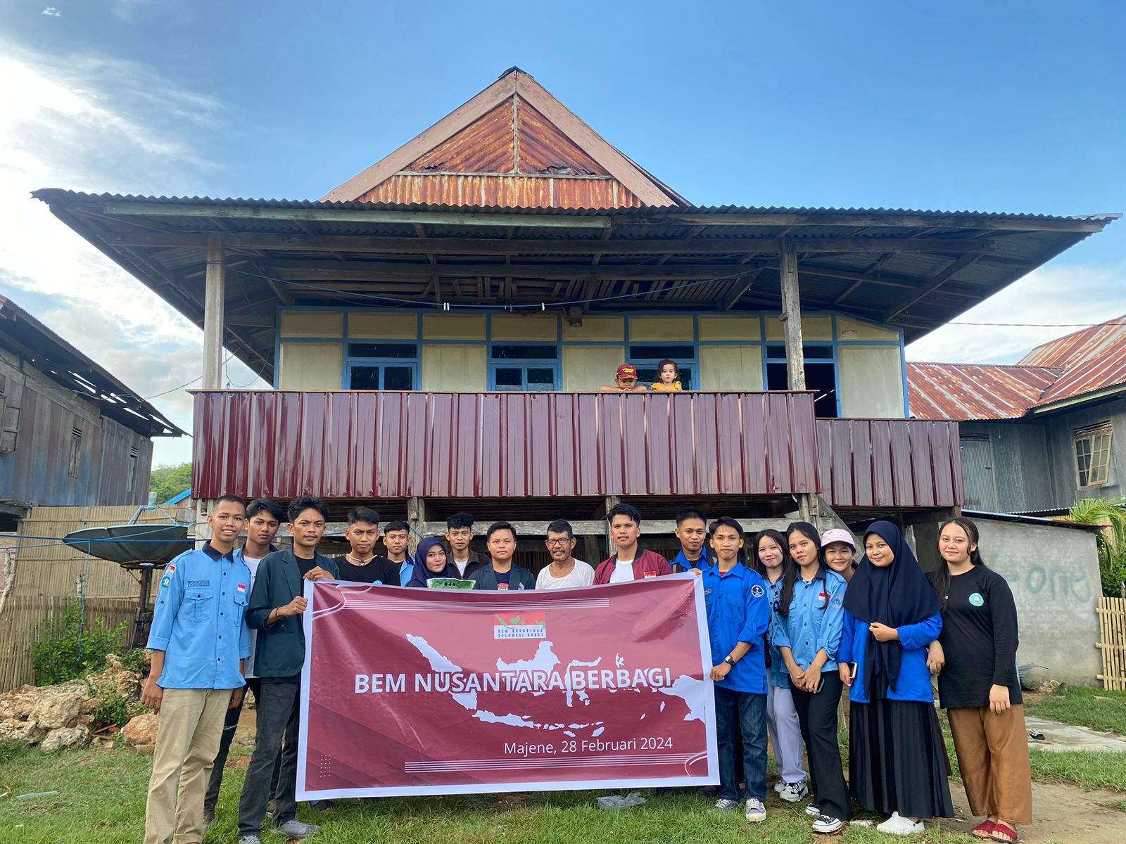 peduli-sesama,-bem-nusantara-sulbar-berbagi-puluhan-paket-sembako-di-majene