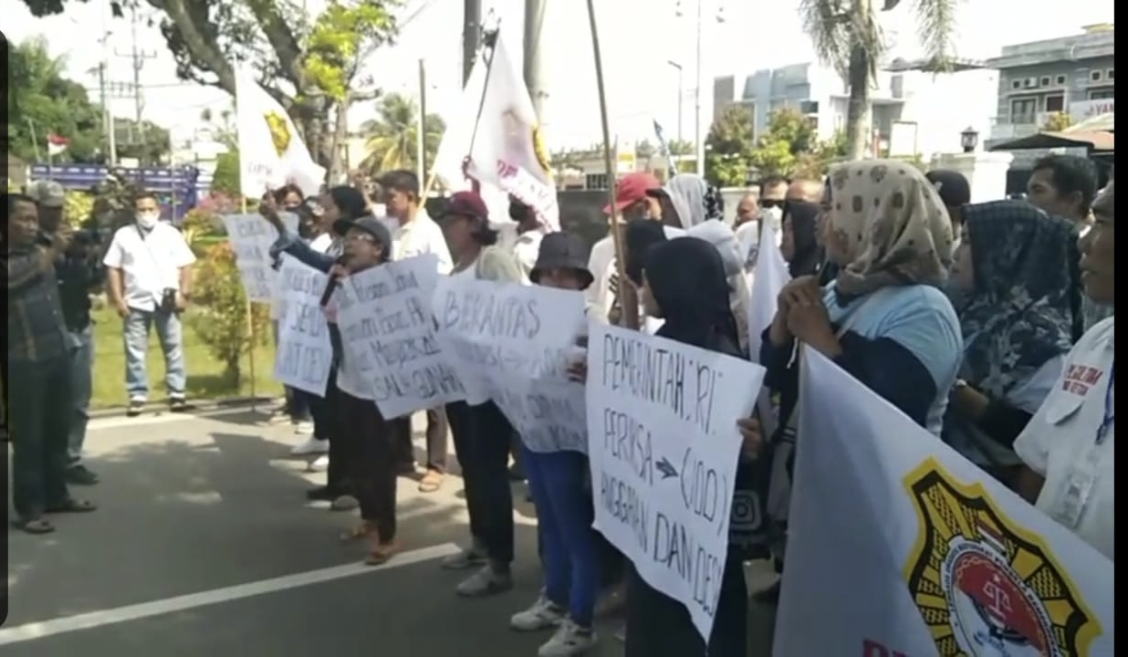 aksi-demo-dugaan-penyelewengan-beras,-kades-penggalangan-sergai-dituntut-mundur