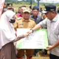 usai-tanam-sukun,-pj-gubernur-sulsel-serahkan-bantuan-darurat-dan-logistik-longsor-di-luwu