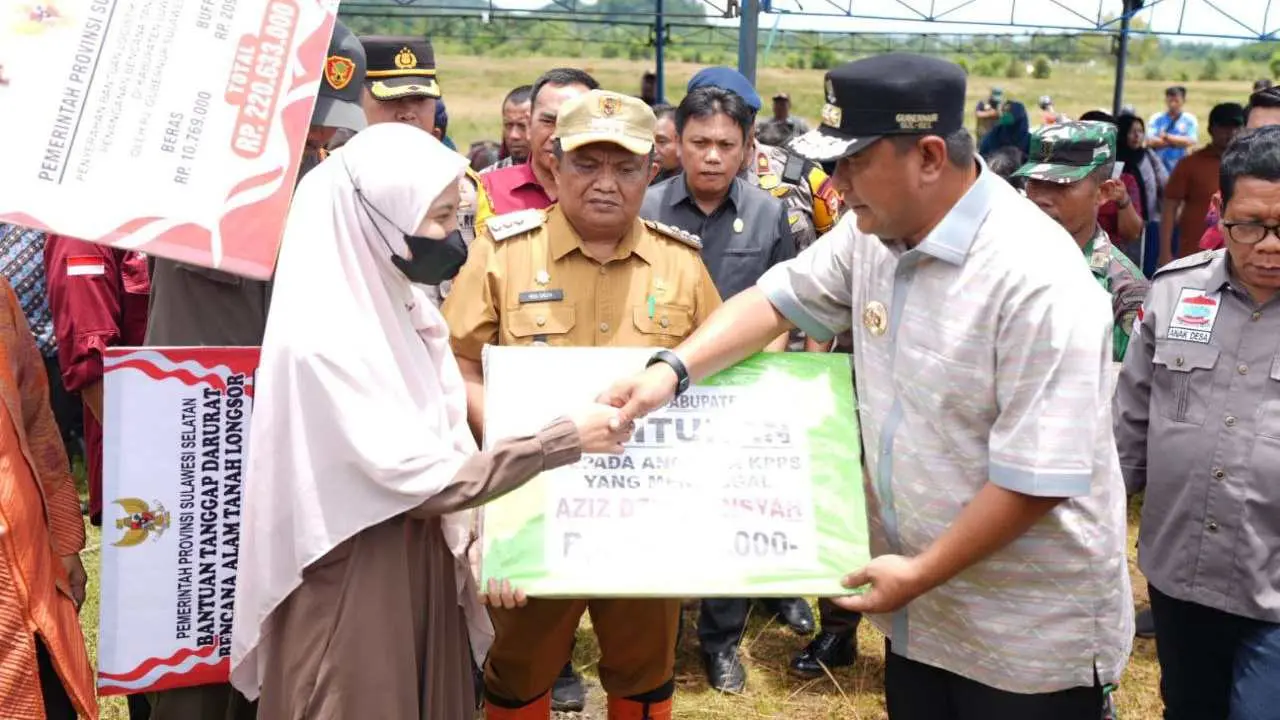 usai-tanam-sukun,-pj-gubernur-sulsel-serahkan-bantuan-darurat-dan-logistik-longsor-di-luwu