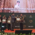 danny-pomanto-terima-penghargaan-baznas-ri-sebagai-wali-kota-pendukung-pengelolaan-zakat-terbaik