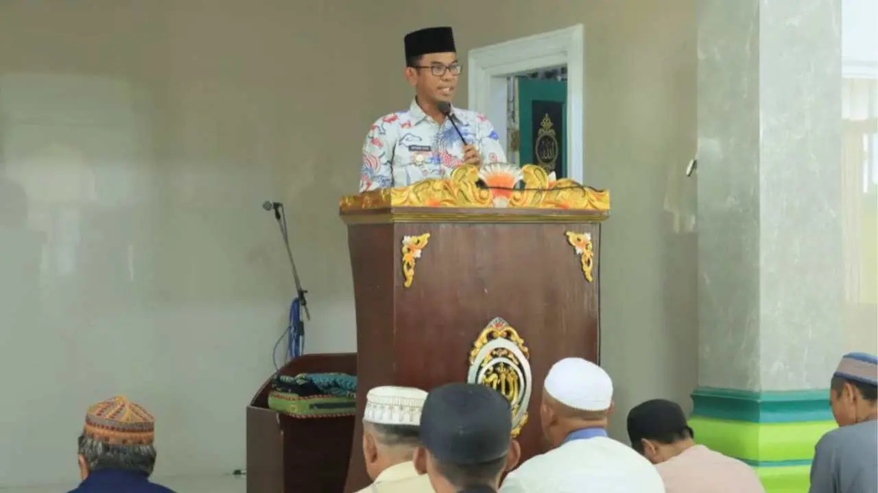 pj-bupati-takalar-bersilaturahmi-dan-sholat-ashar-berjamaah-di-masjid-jami’-al-fauza-bajeng