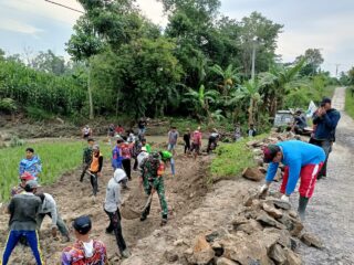 Jembatan Hampir Putus Babinsa Koramil 421-08/Palas Bersama Warga Lakukan Perbaikan