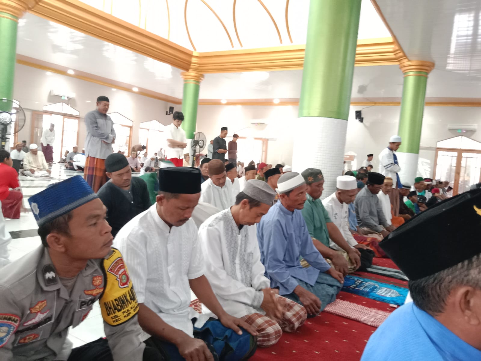 wakapolsek-ksu-dan-bhabinkamtibmas-adakan-giat-“cooling-system-jumat-keliling”-di-masjid-anni’mah,-pulau-panggang