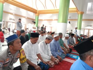 Wakapolsek KSU dan Bhabinkamtibmas Adakan Giat “Cooling System Jumat Keliling” di Masjid Anni’mah, Pulau Panggang