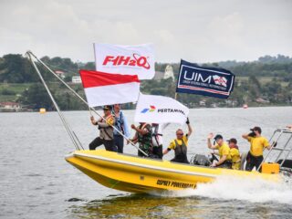 kapolda-sumut-kibarkan-bendera-merah-putih-flag-parade-bersama-pebalap-f1-powerboat