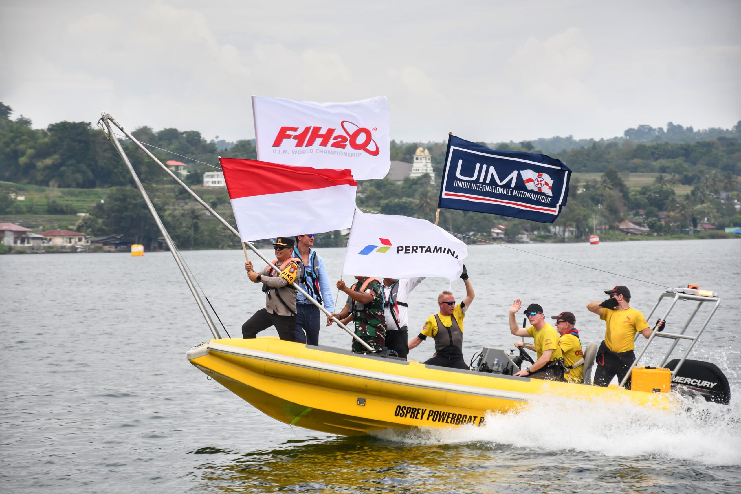 kapolda-sumut-kibarkan-bendera-merah-putih-flag-parade-bersama-pebalap-f1-powerboat