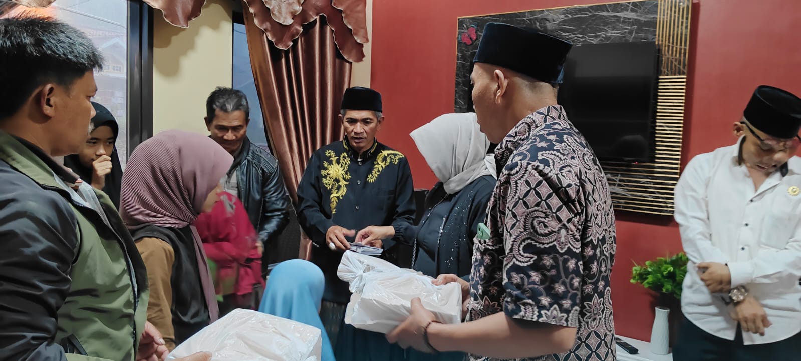 jelang-ramadhan,-kth-wana-lestari-bagikan-60-paket-sembako-kepada-anak-yatim