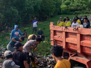 Wujudkan Kepedulian Terhadap Lingkungan: Bripka Jusman Bersama Warga Bersihkan Sampah