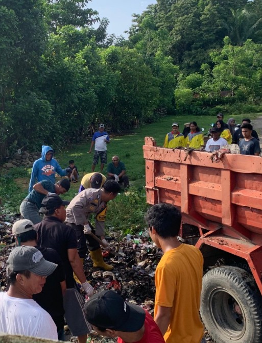 wujudkan-kepedulian-terhadap-lingkungan:-bripka-jusman-bersama-warga-bersihkan-sampah