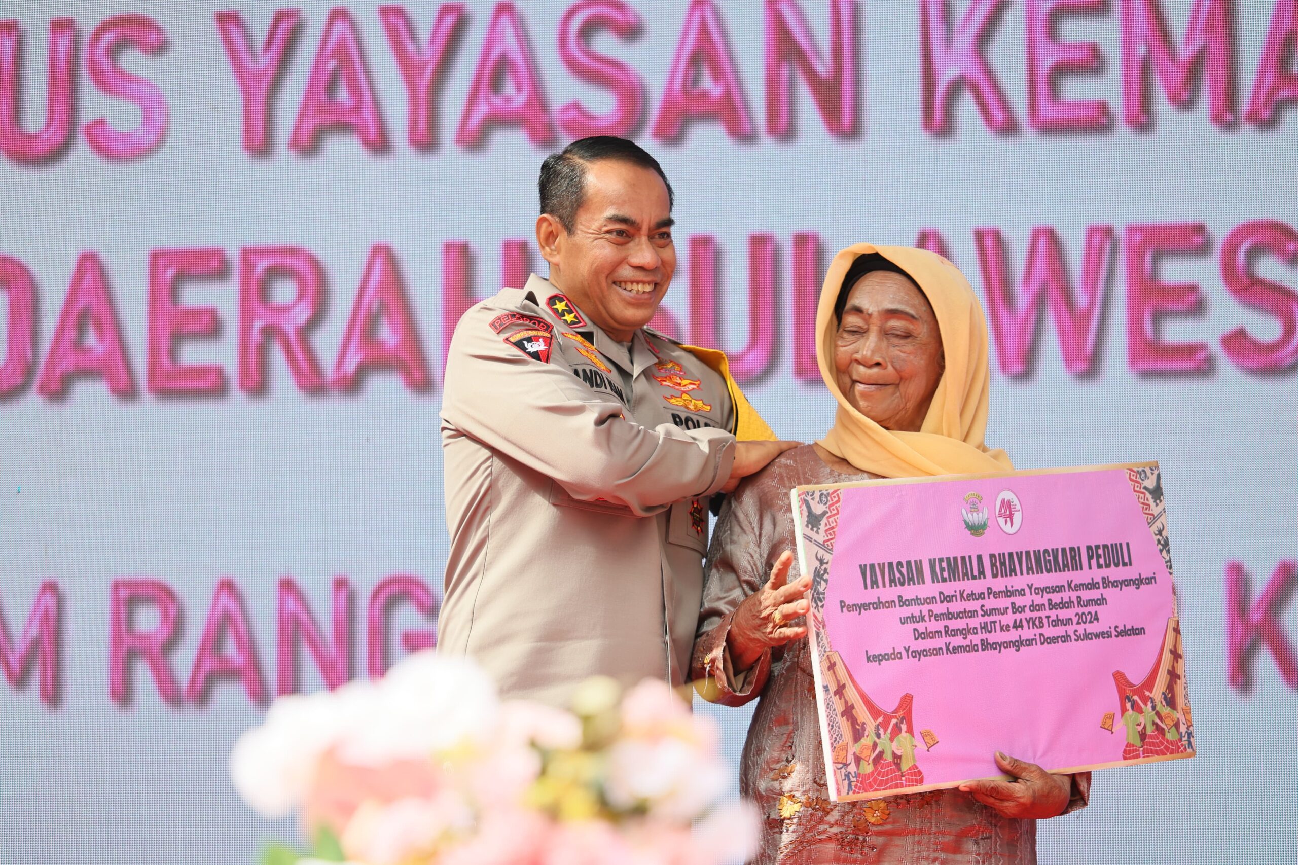 hut-ke-44-tahun-2024,-ykb-sulsel-gelar-bedah-rumah-dan-sumur-bor,-kapolda-sulsel-juga-hadir-dan-sapa-masyarakat