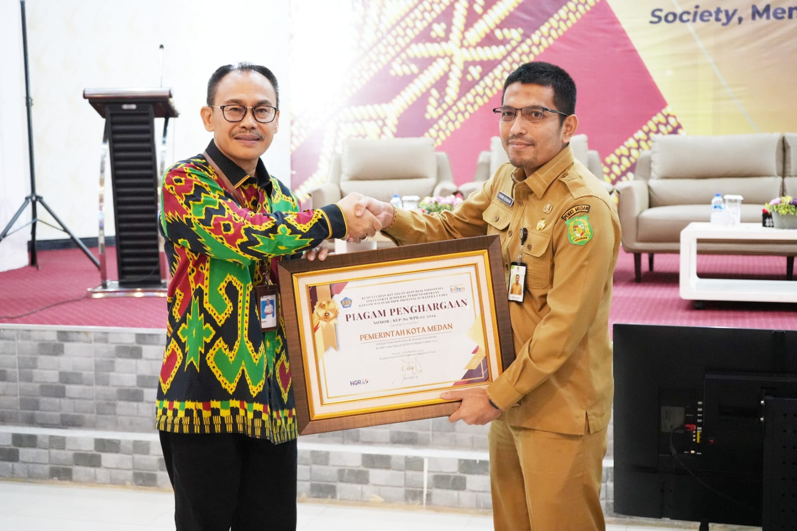 dinilai-mampu-dorong-penyaluran-kur-dengan-baik,-pemko-medan-raih-penghargaan-dari-kementerian-keuangan-ri