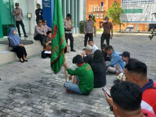 sempat-bakar-ban-bekas,-polresta-mamuju-kawal-dan-amankan-aksi-unras-di-bpjs-mamuju