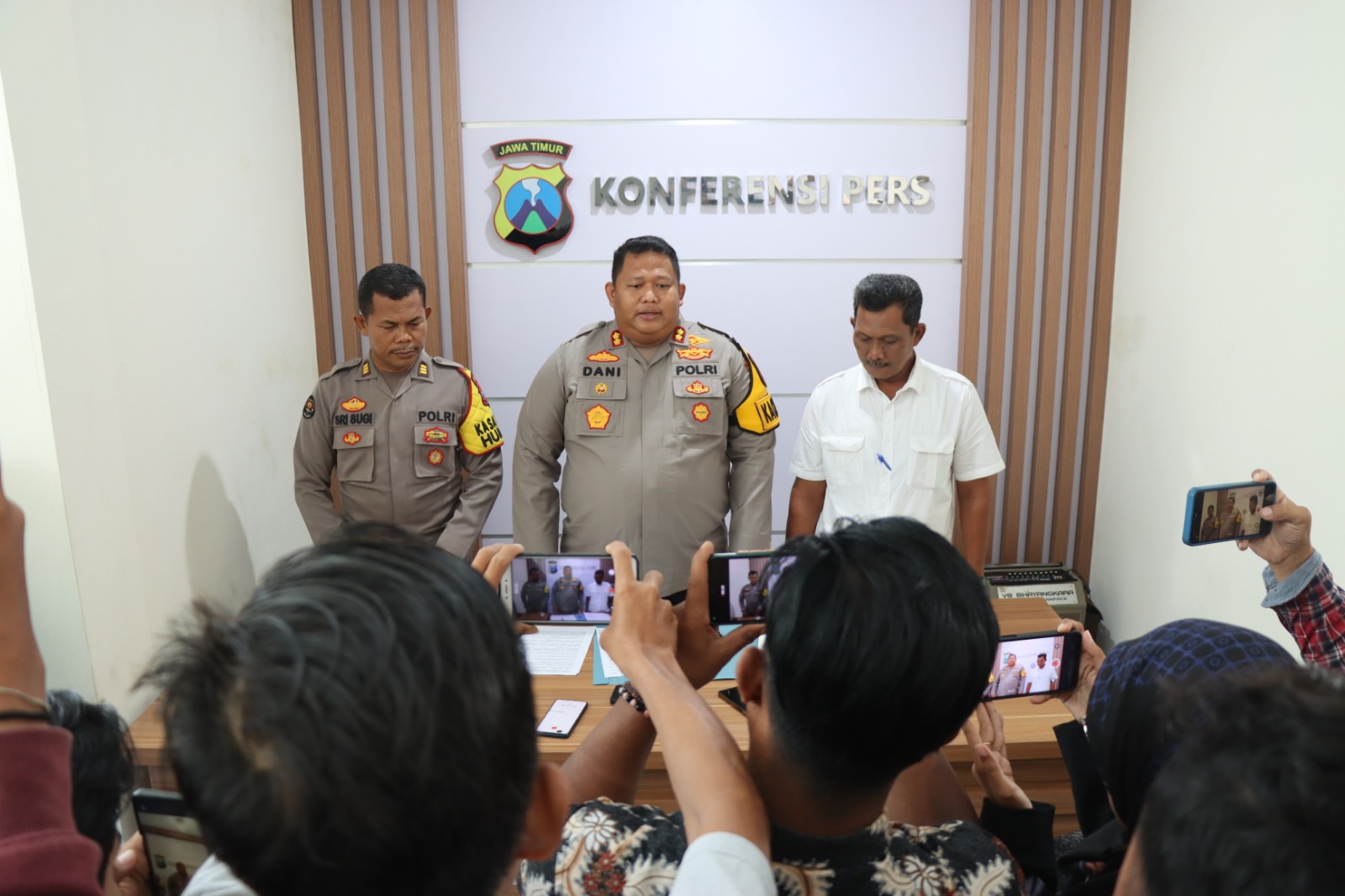 kapolres-pamekasan-gelar-konferensi-pers-dan-permintaan-maaf-terkait-kesalahpahaman-anggotanya