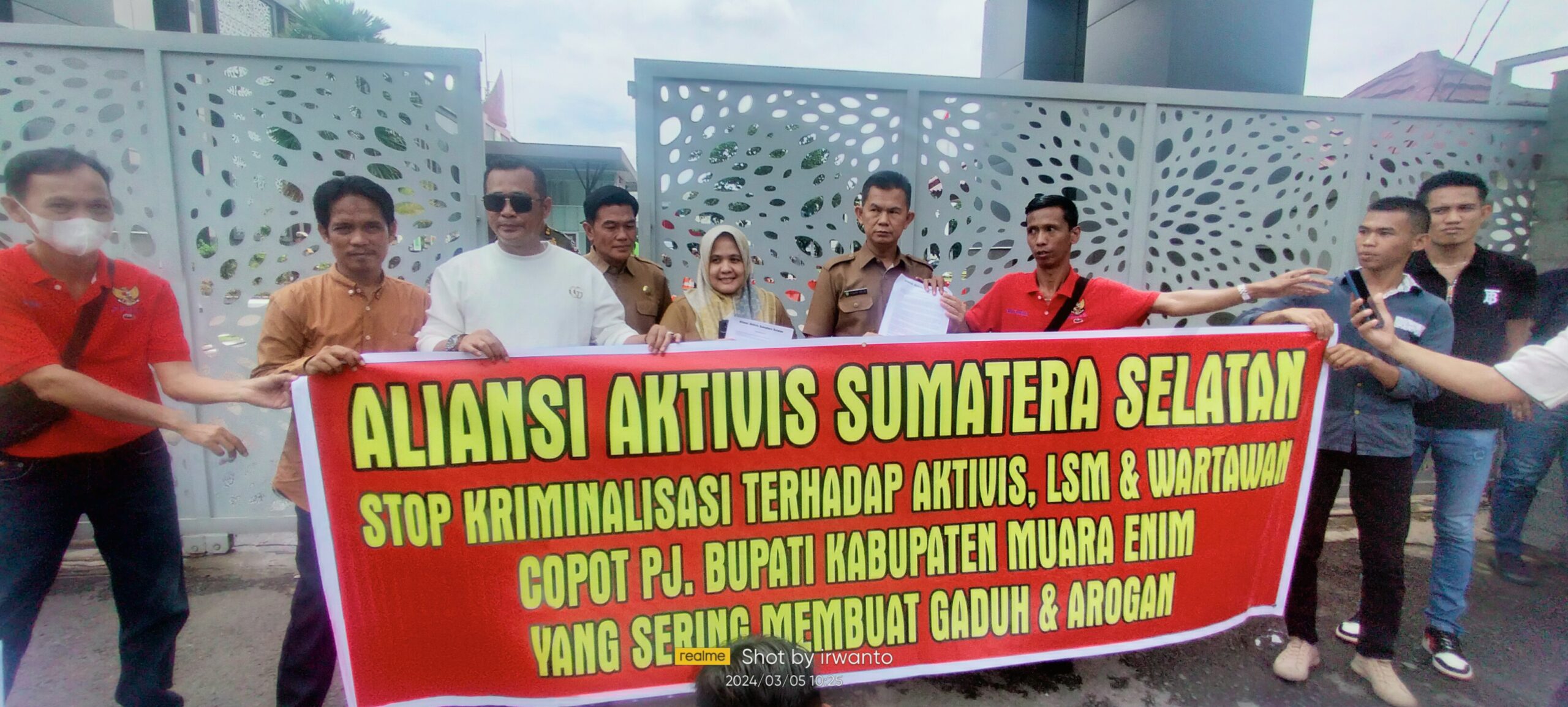 massa-aass-save-dodo-arman-datangi-kantor-gubernur-sumsel-desak-copot-pj-bupati-muara-enim 