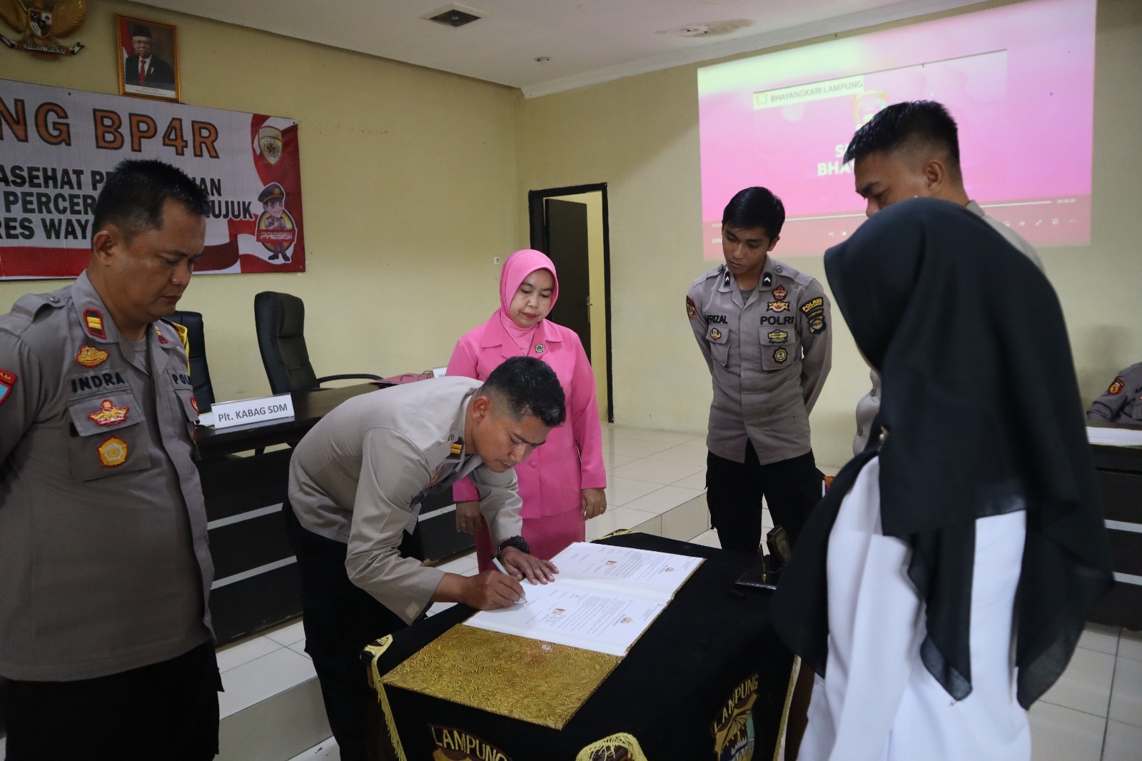 wujudkan-samawa,-polres-way-kanan-gelar-sidang-bp4r-bagi-dua-personel-polri.