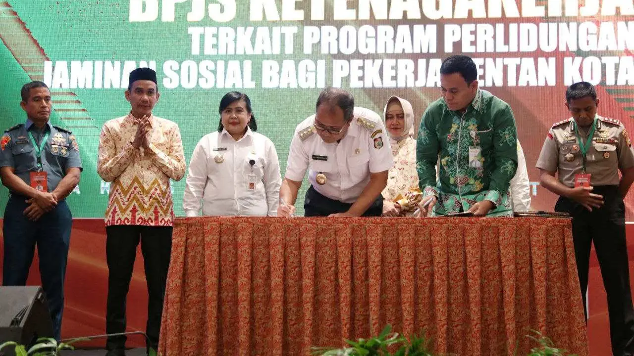 danny-pomanto-buktikan-komitmen-lindungi-pekerja-rentan-dengan-mou-bpjamsostek