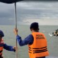 satpolair-polres-kepulauan-seribu-evakuasi-kapal-nelayan-terombang-ambing-di-perairan-pulau-g