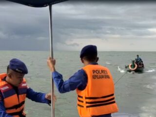 satpolair-polres-kepulauan-seribu-evakuasi-kapal-nelayan-terombang-ambing-di-perairan-pulau-g