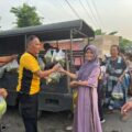 dalam-rangka-harkamtibmas-mobil-patroli-polisi-bagikan-sayuran-gratis