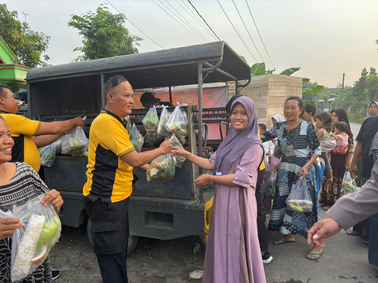 dalam-rangka-harkamtibmas-mobil-patroli-polisi-bagikan-sayuran-gratis