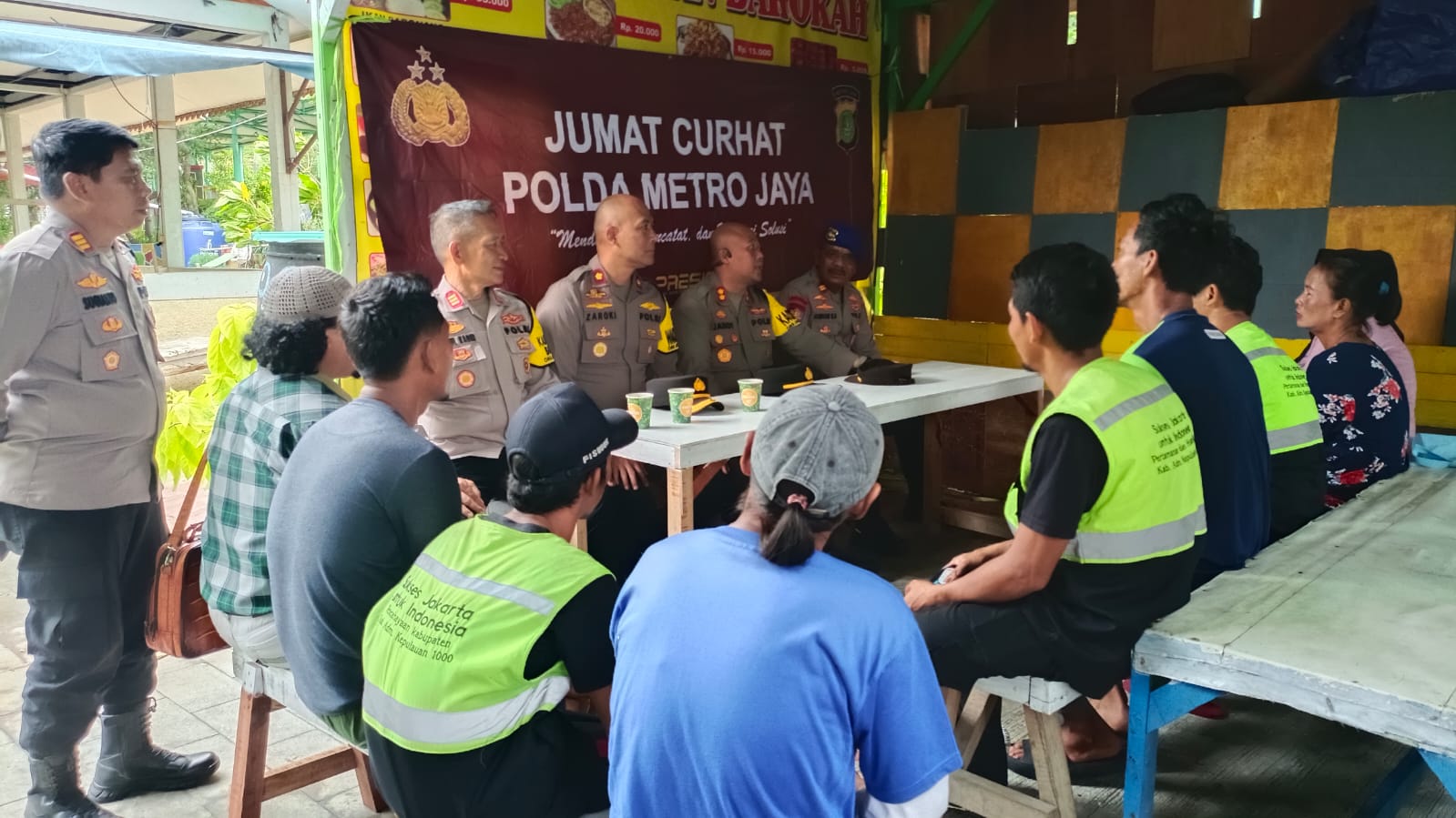 kapolres-kepulauan-seribu-gelar-“jumat-curhat”-di-taman-arsa:-ajak-warga-jaga-kamtibmas-pasca-pemilu-2024