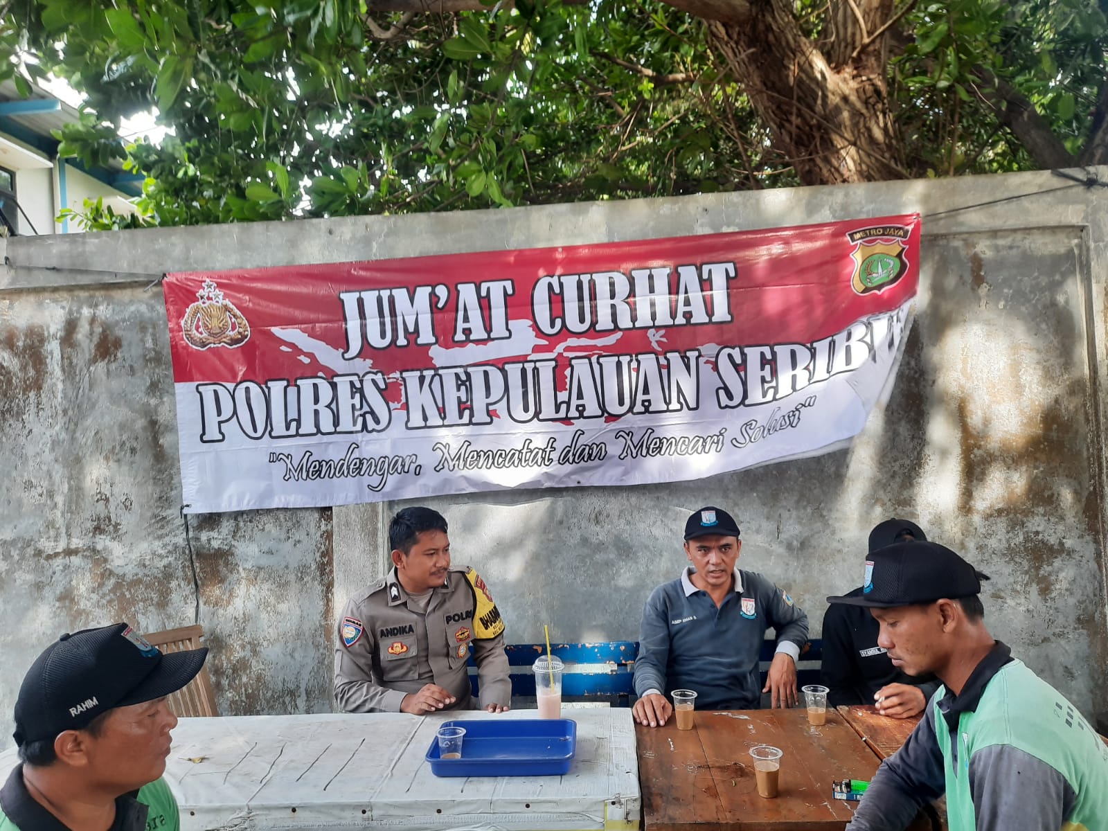 bhabinkamtibmas-pulau-tidung-berinteraksi-dengan-warga-dalam-giat-jumat-curhat:-fokus-solusi-untuk-kemajuan-bersama