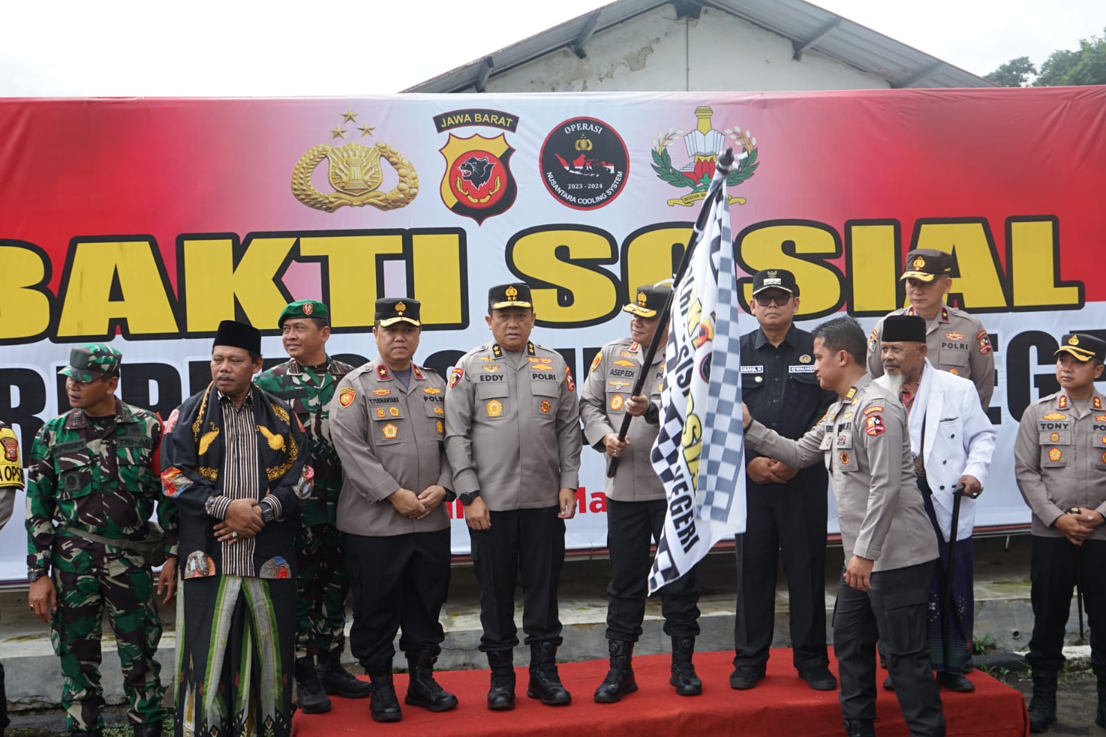 satgas-ops-ncs-polri-bersama-setukpa-lemdiklat-polri-dan-polres-bagikan-5000-paket-sembako-dan-300-santunan-anakyatim-di-sukabumi