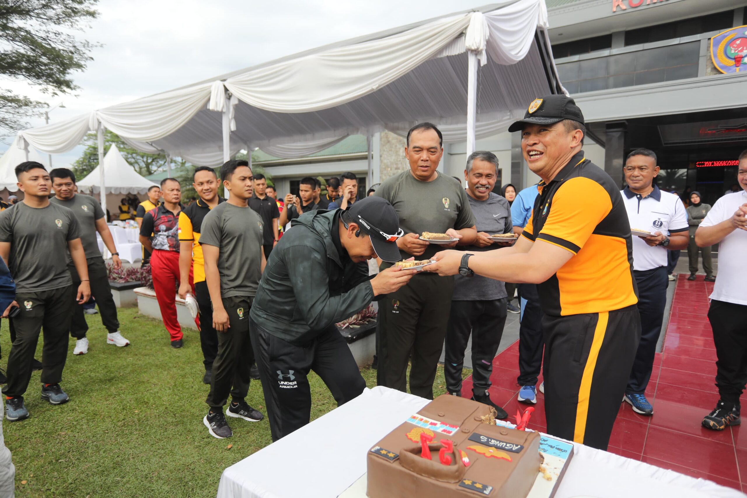 prajurit-tni-beri-kejutan-ulang-tahun-kapolda-sumut.