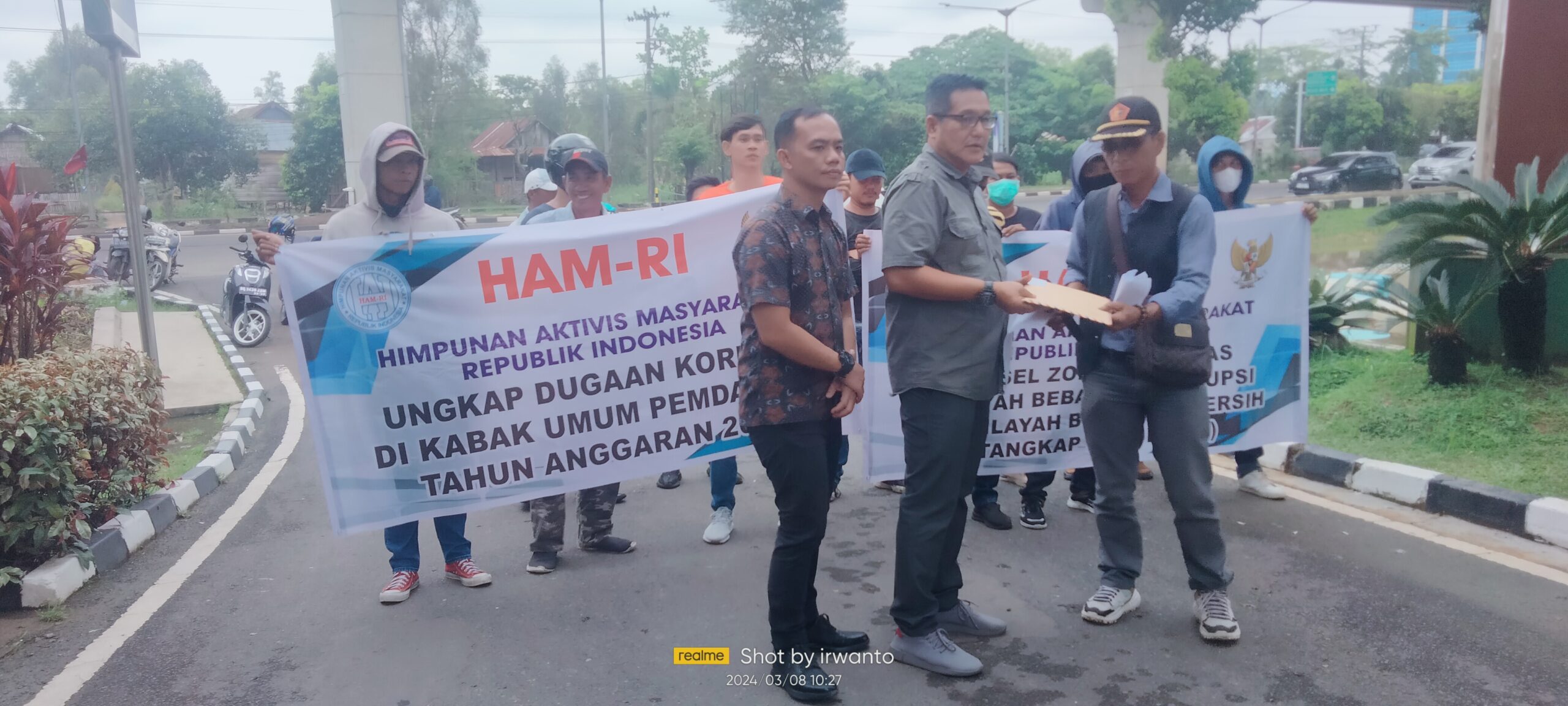 sambangi-kejati-sumsel,-ham-ri-lakukan-aksi-demo-sampaikan-pengaduan