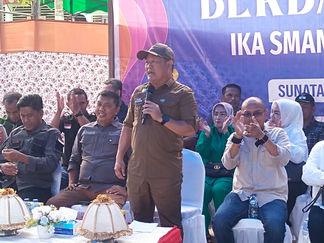 dr-h-harmin-ramba-se.-mm-berbagi-berkah-bersama-ika-sma-1-sampara