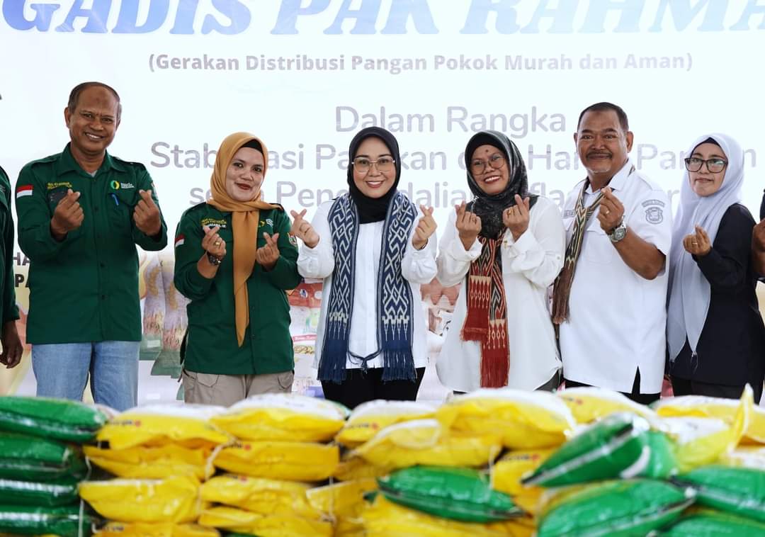 pemkab-mamuju-gelar-pasar-murah,-warga-antusias-minta-dua-kali