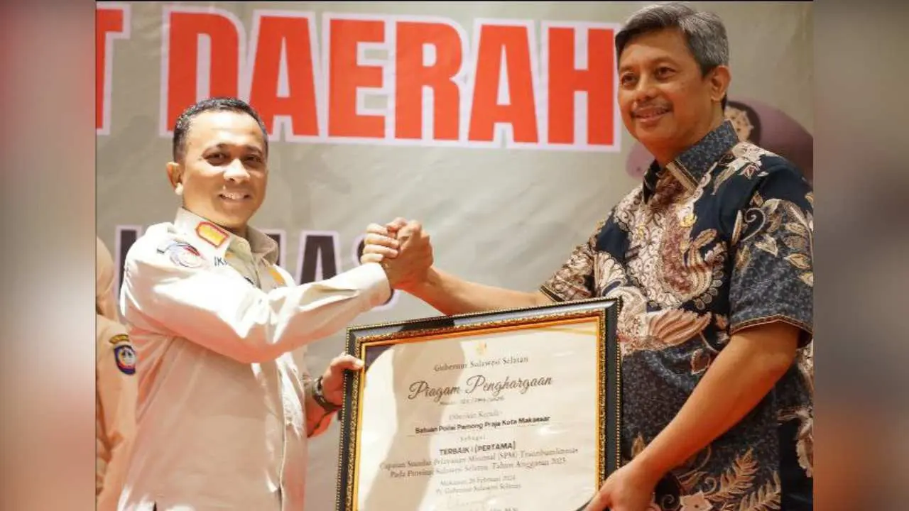 kasatpol-pp-makassar-ikhsan-raih-penghargaan-terbaik-1-capaian-spm-trantibumlinmas-provinsi-sulsel