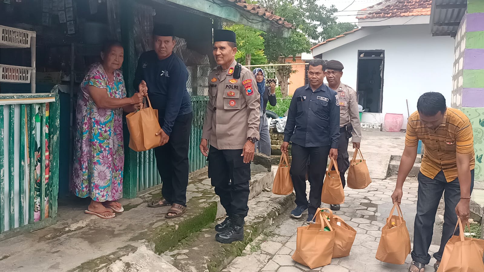 pendistribusian-baksos-polda-jatim-oleh-polres-pamekasan-bersama-lsm-gapura-ke-pemukiman-warga