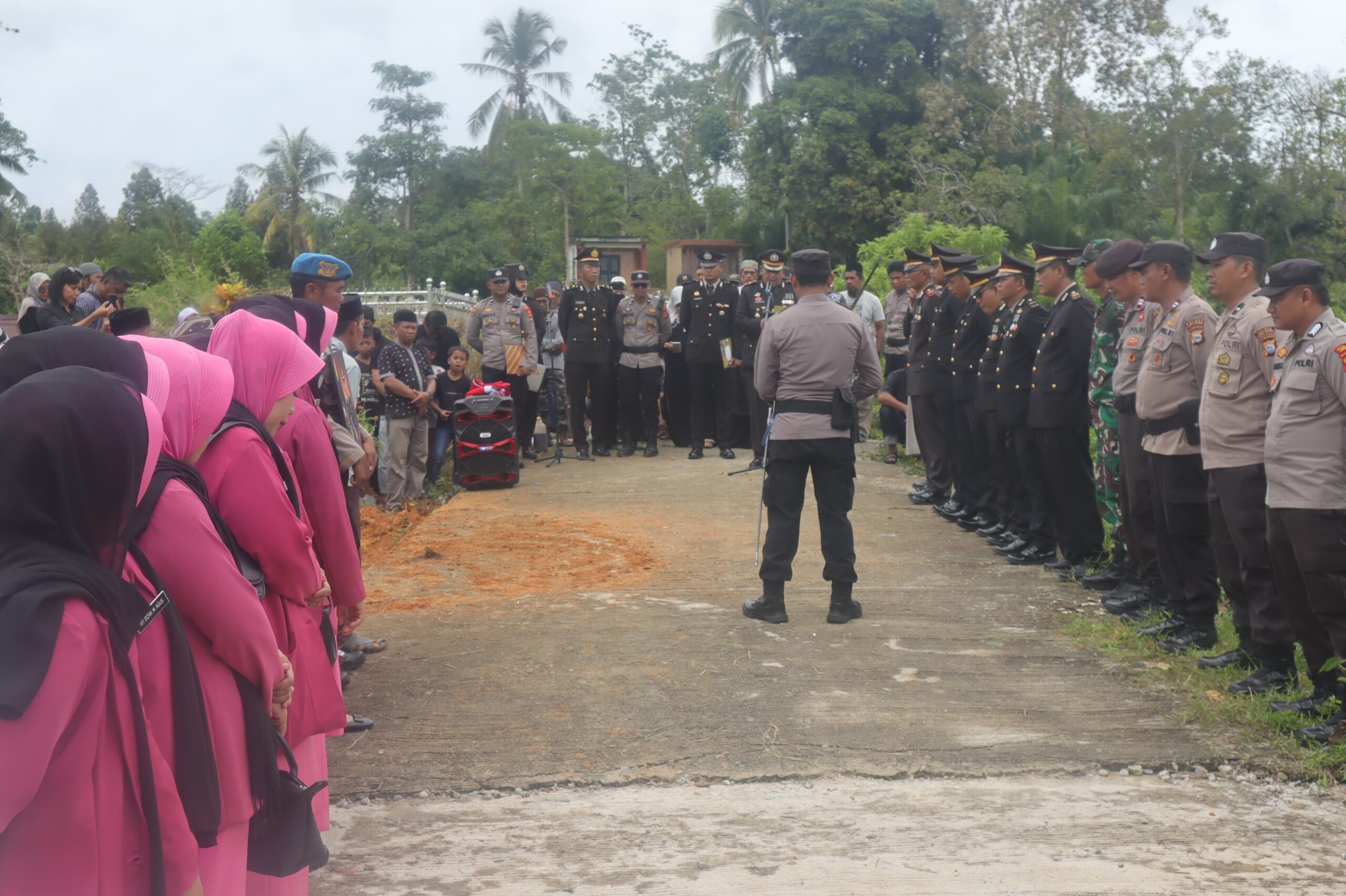 polres-luwu-utara-menggelar-upacara-tradisi-kepolisian-pemakaman-ipda-muhammad-akbar-hidayat-sebagai-wujud-penghormatan-terakhir