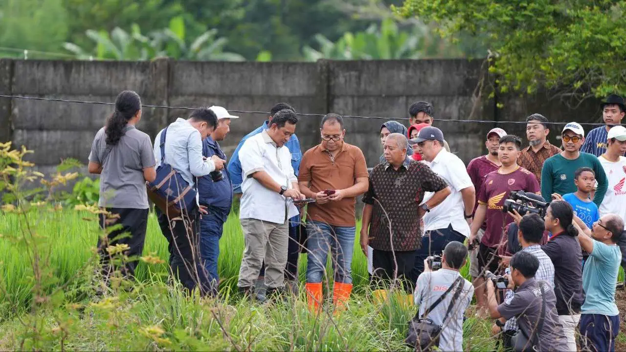 pj-gubernur,-wali-kota-dan-bupati-maros-kompak-tinjau-lahan-stadion-di-makassar