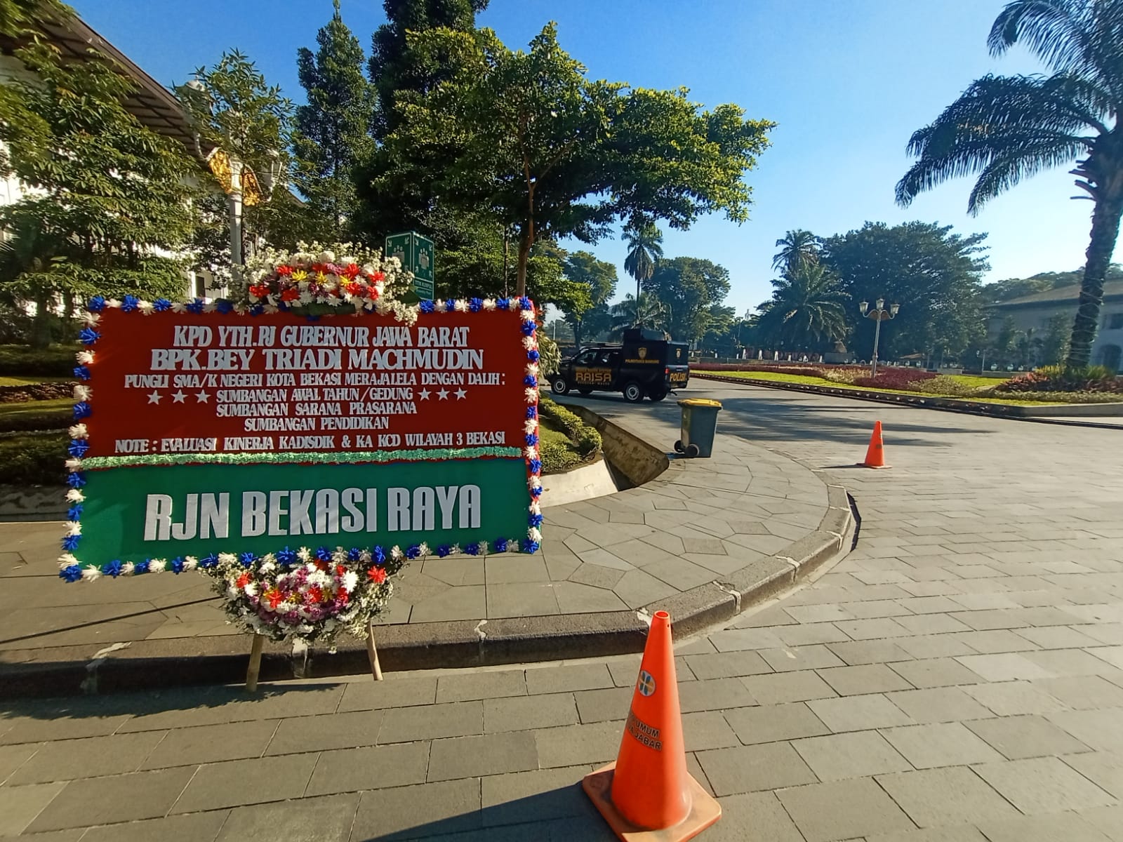 Ketua RJN Bekasi Raya Kirimi PJ Gubernur Karangan Bunga, Maraknya Dugaan PUNGLI di SMAN Kota Bekasi