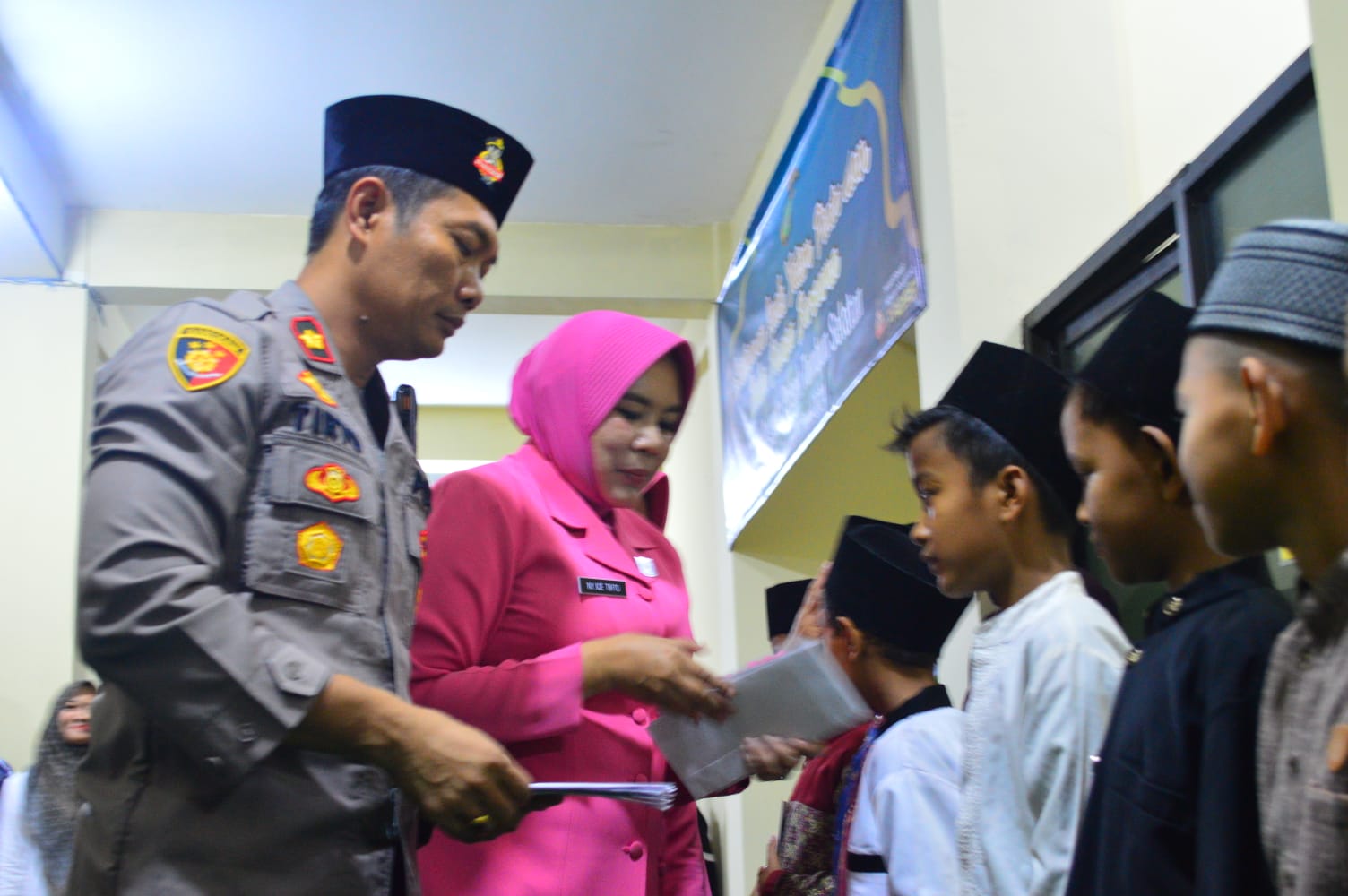 Foto : Kapolsek Tambun Selatan, Kompol Sutirto, memberikan santunan kepada anak-anak yatim piatu Yayasan Rumah Harapan ABE- Pekopen