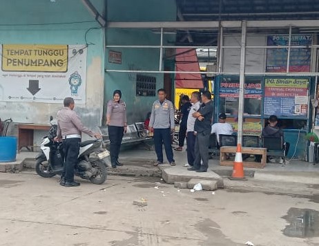 Foto Gambar : AKP. Aliyani, SH, (KBO Sat Lantas) Polresmetro Bekasi dan Koordinator Terminal Cikarang Gun Gun Gunawan