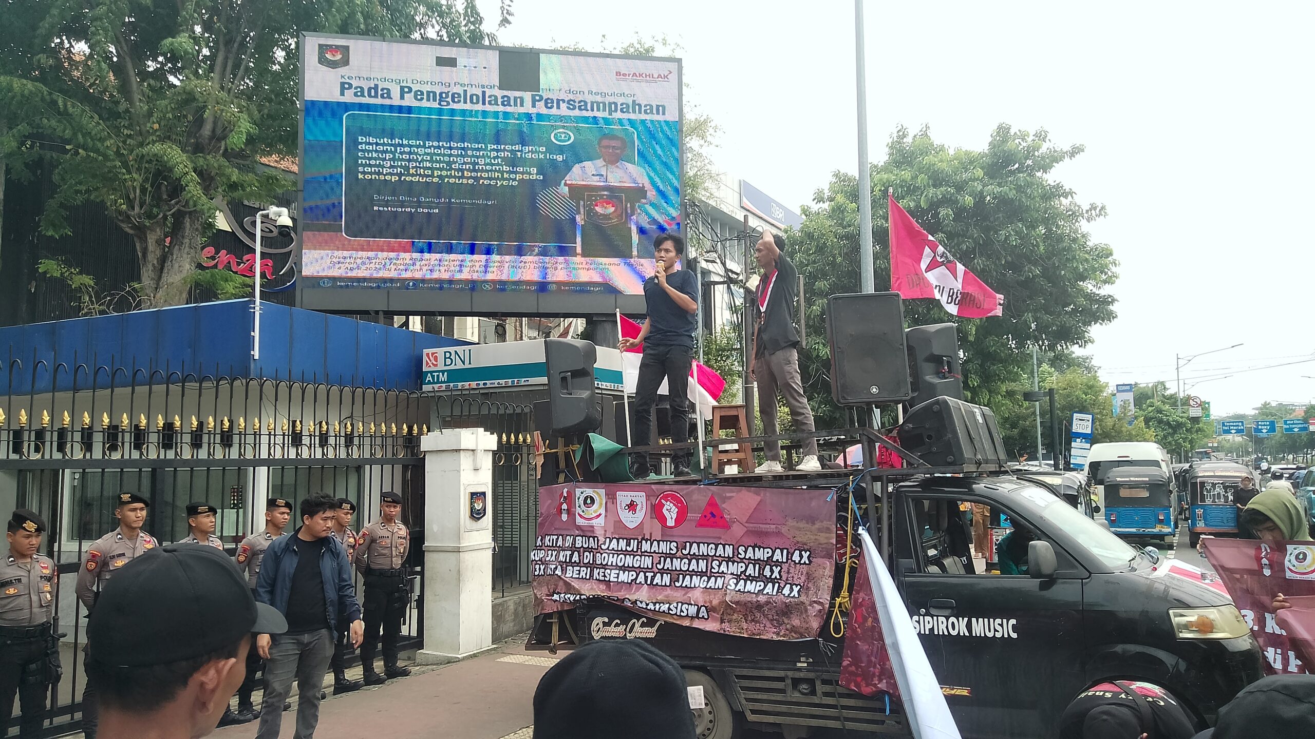 Foto : Aktivis Mahasiswa Bersama Masyarakat Kab. Bekasi “Geruduk” Kemendagri. Rabu, 24/4/2024