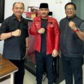 Foto : Ade Kuswara Kunang (tengah) Calon Bupati dari PDI Perjuangan Kabupaten Bekasi. Sudah menjalani Fit and Proper Tes di kantor PDI Perjuangan Jawa Barat