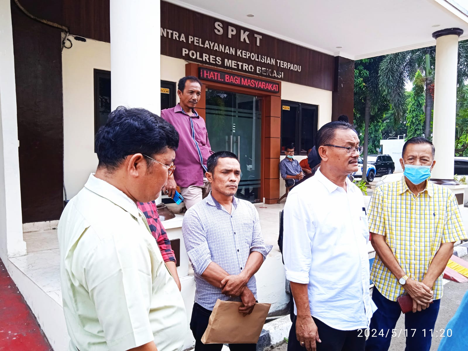 Foto : Forum Wartawan dan LSM Nasrani Bekasi Mendatangi Polres Metro Kabupaten Bekasi Tanyakan Tindaklanjut Pengusutan Kasus Pengancaman Keluarga Pirlen Sirait