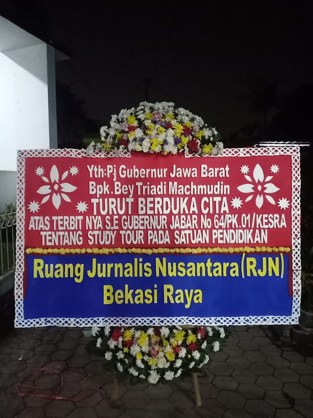 Foto : Kiriman Karangan Bunga di Halaman Kantor Pj Gubernur Jawa Barat (gedung sate) Bandung