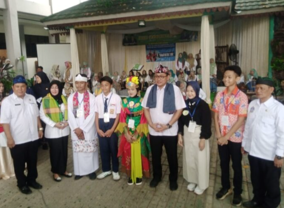 Foto : Kadisdik Kab. Bekasi Bersama Pengajar dan Siswa-siswi dalam Kegiatan FLS2N