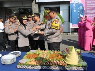 HUT Polwan Ke-76, Kapolres Pamekasan Berikan Kejutan Kepada Srikandi Polres Pamekasan