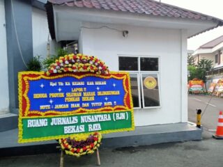 Foto: sebuah papan bunga yang diletakkan di depan Kantor Kejaksaan Negeri Kabupaten Bekasi