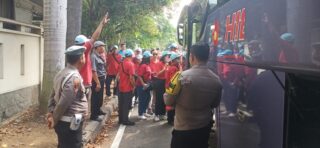 Polsek Pademangan Kawal Keberangkatan Jemaat Paroki St. Alfonsus Rodriguez Pademangan Menuju Misa Bersama Paus Fransiskus di GBK Senayan