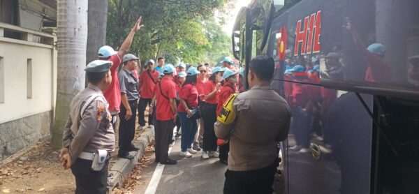 Polsek Pademangan Kawal Keberangkatan Jemaat Paroki St. Alfonsus Rodriguez Pademangan Menuju Misa Bersama Paus Fransiskus di GBK Senayan