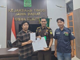 Foto : LSM-MASTER Laporkan Dinas SDABMBK Kab. Bekasi ke Kejati Jabar